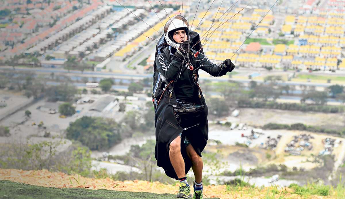 Francisco Reina, conocido como el &lsquo;Ni&ntilde;o&rsquo;, se proclam&oacute; campe&oacute;n del mundo de parapente en la modalidad de cross country durante el Mundial disputado en la localidad Gobernador de Valadares (Brasil). Foto: William Orellana.