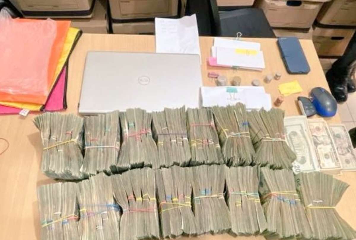 Operativo en Machala: dos extranjeros con USD 155 mil y 140 cheques son aprehendidos