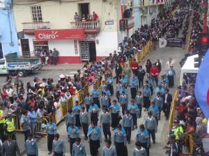 Los estudiantes desfilaron alreedor de 10 cuadras para rendir tributo a Guaranda. Foto: Elizabeth Maggi / El Tel&eacute;grafo