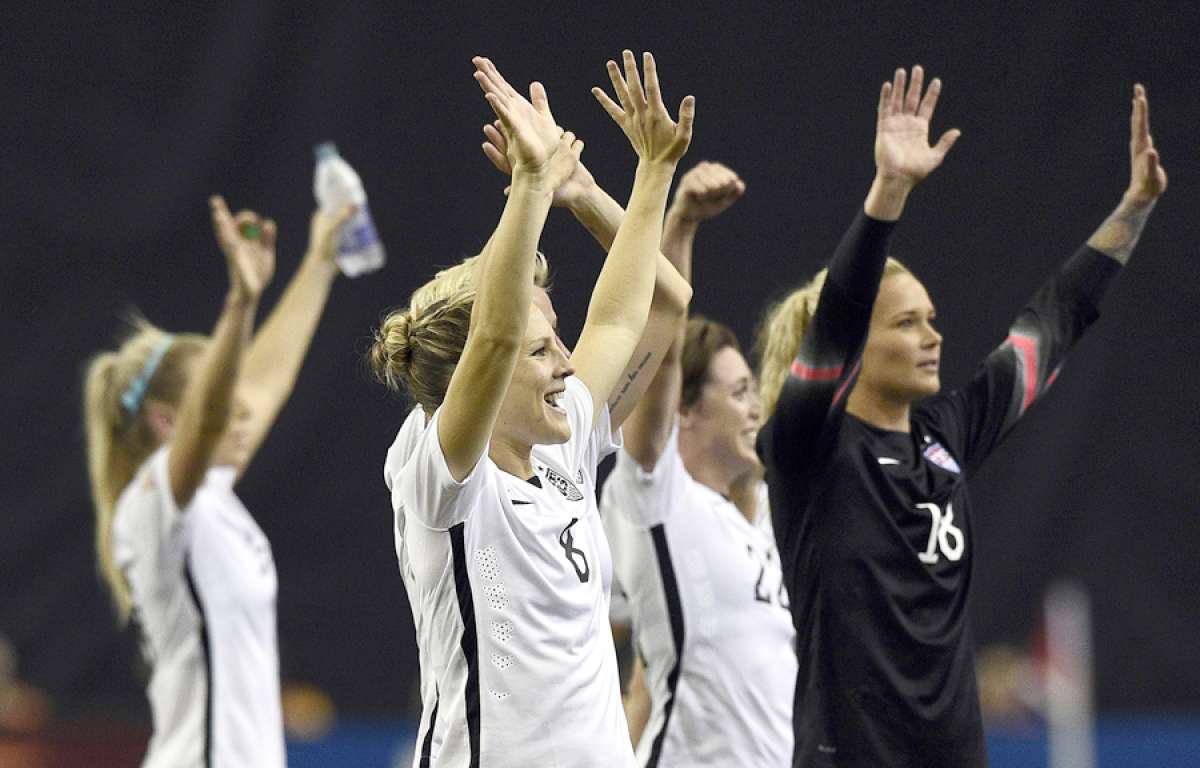 Las jugadoras norteamericanas saludan al p&uacute;blico luego del encuentro ante la selecci&oacute;n de Alemania. Foto: AFP