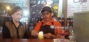 Ante la atenta mirada de Isabel Cucal&oacute;n se preparan los helados caseros en este tradicional local ubicado en el barrio del Centenario.