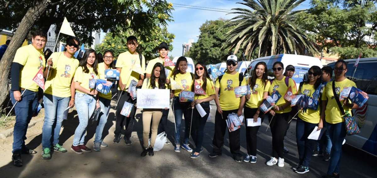 Decenas de j&oacute;venes de la ciudad boliviana participaron en la caravana y feria organizadas para promocionar los Juegos Sudamericanos.  