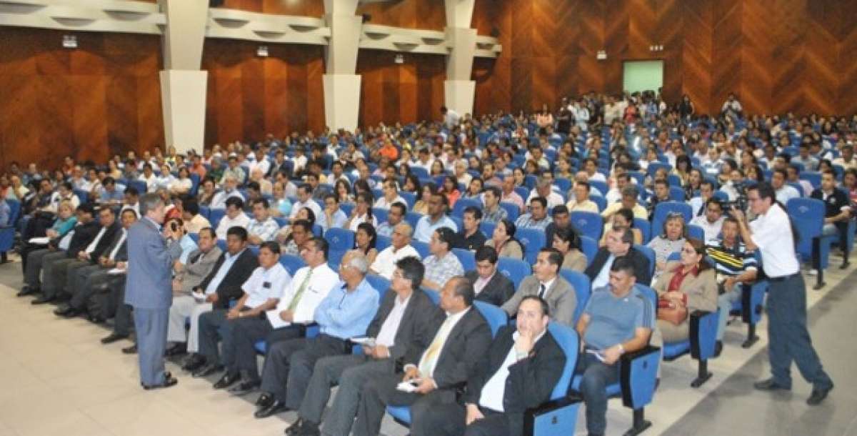 En Machala, el 18 de agosto, trabajadores, l&iacute;deres sindicales y j&oacute;venes de diversas ciudades conversaron con el ministro de Trabajo, Carlos Marx Carrasco. Foto: Archivo 
