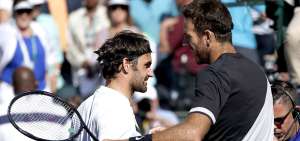 El suizo Roger Federer (i), n&uacute;mero 1 del mundo, saluda con el argentino Juan Mart&iacute;n del Potro, tras perder en la final del torneo de Indian Wells.