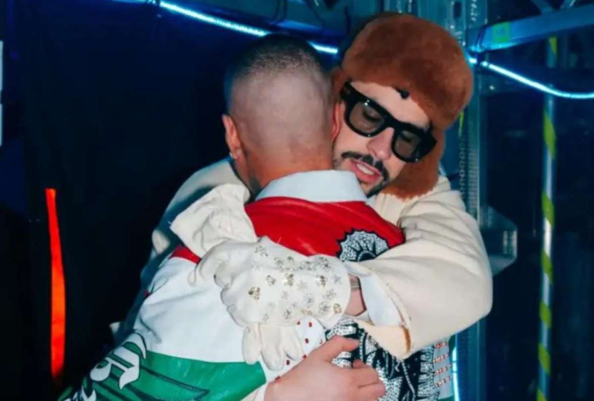 J Balvin y Bad Bunny se abrazan en el escenario del Estadio GNP ante miles de asistentes.