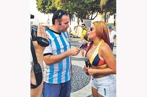 Sof&iacute;a Caiche, entrevistada en playas de Copacabana
