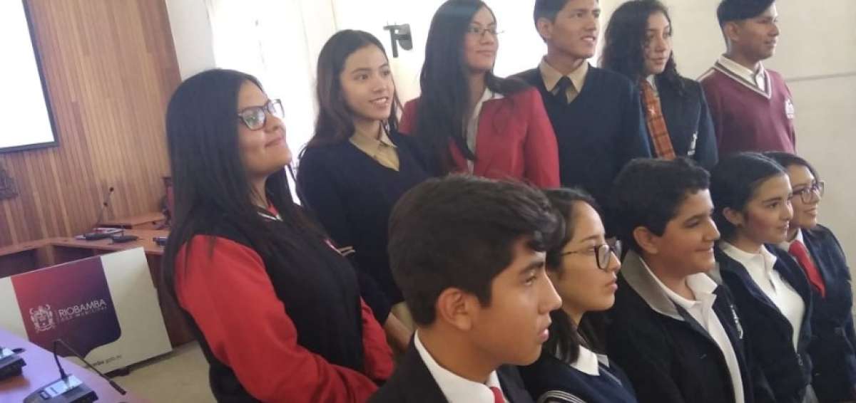 Estudiantes riobambe&ntilde;os viajar&aacute;n becados hac&iacute;a los Estados Unidos