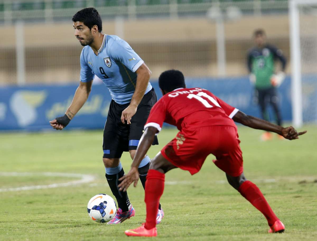 Luis Su&aacute;rez anot&oacute; 2 goles en el &uacute;ltimo amistoso que disput&oacute; su selecci&oacute;n ante Om&aacute;n. Foto: AFP