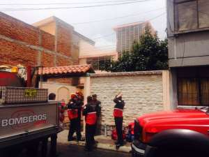 Foto: Cortes&iacute;a Pie de foto: Personal del Cuerpo de Bomberos se encuentra en la vivienda afectada realizando el enfriamiento del lugar. Foto: Cortes&iacute;a
