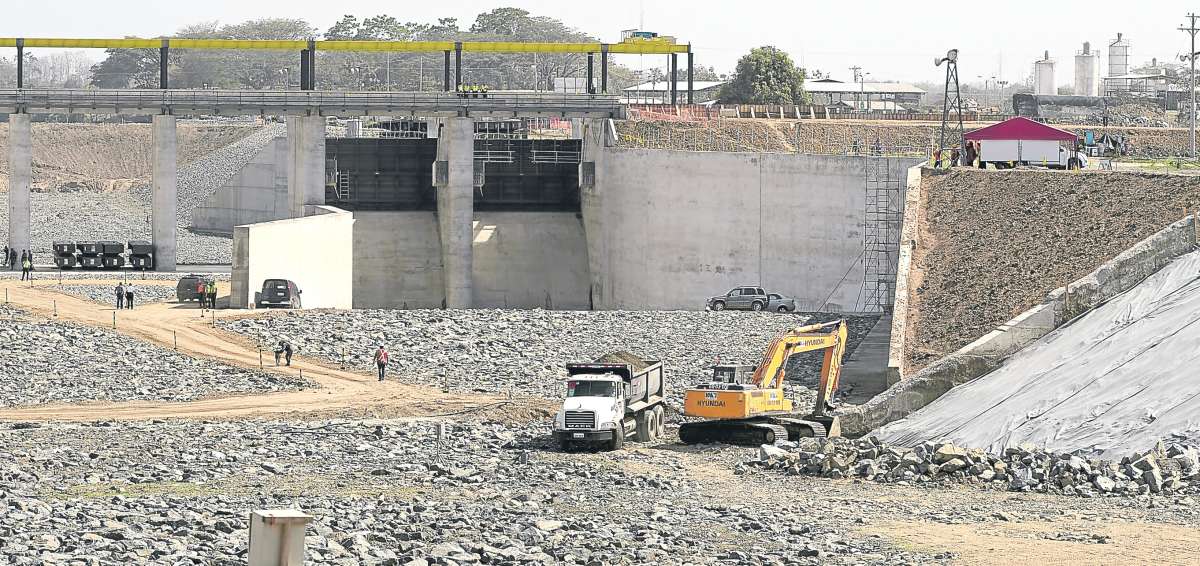 La obra tiene un avance de 80% y su entrega est&aacute; prevista para el mes de junio de 2015. Al momento se aceleran los trabajos en los canales. Foto: Karly Torres / El Tel&eacute;grafo
