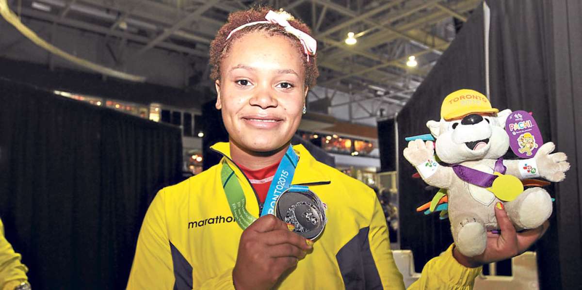 Neisi Dajomes muestra la presea de plata y al puercoesp&iacute;n Pachi, que recibi&oacute; tras su participaci&oacute;n en Toronto. Foto: AFP