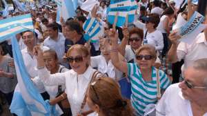 Miles de simpatizantes del alcalde de Guayaquil, Jaime Nebot, ocuparon ayer la avenida 9 de Octubre. Foto: Karly Torres / El Tel&eacute;grafo