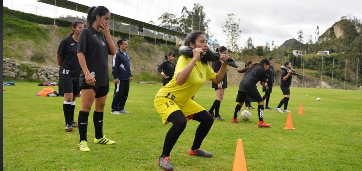 Wendy Vill&oacute;n, exentrenadora nacional est&aacute; al frente del equipo del Deportivo Cuenca. La DT transmite su experiencia a las jugadoras.