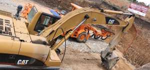 Maquinaria realiza trabajos mineros en la parroquia Molleturo en el sector de R&iacute;o Blanco.