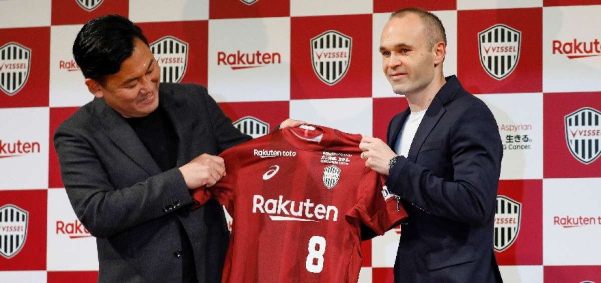 El centrocampista internacional espa&ntilde;ol Andr&eacute;s Iniesta (d) posa junto al presidente del Vissel Kobe, el empresario nip&oacute;n Hiroshi Mikitani, durante el acto de su presentaci&oacute;n celebrado en Tokio, Jap&oacute;n.