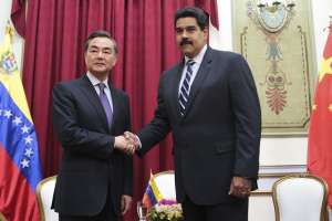 Wang Yi se reuni&oacute; con el presidente Nicol&aacute;s Maduro, en el marco de una gira que el canciller chino realiza por Am&eacute;rica Latina. Foto: EFE