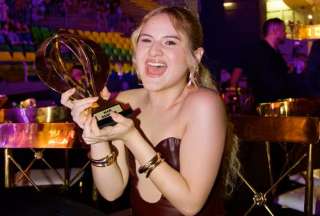 Mar Rendón celebra su victoria como Mejor Artista Rock en los Premios Heat 2024, superando a Juanes y Molotov.