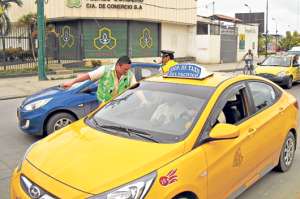 Personal de la ANT intensifica los controles para que los choferes de los carros de alquiler usen el aparato. Foto: Fabricio Cruz.
