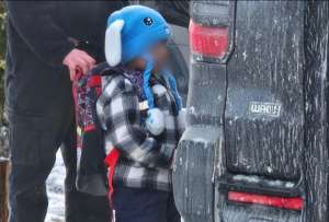 Un agente migratorio acompa&ntilde;a al menor durante el procedimiento, registrado por personal del distrito escolar en Minneapolis.