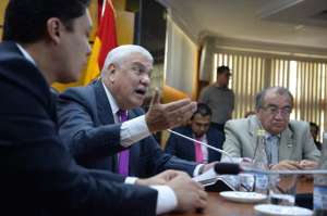 El alcalde y presidente del directorio de Etapa, Marcelo Cabrera, (izq.), explic&oacute; ayer la pr&oacute;rroga en el cobro del 100% en las tarifas del agua. Foto: Fernando Machado/El Tel&eacute;grafo