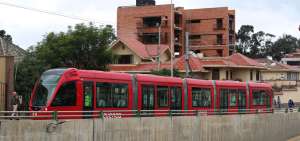 El paso del tranv&iacute;a caus&oacute; expectativa ayer, antes de llegar a la iglesia Coraz&oacute;n de Jes&uacute;s en el centro de Cuenca.