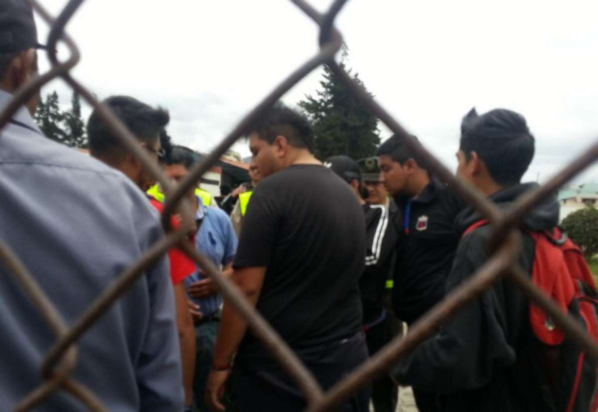 Momento en el que Los barras borraban fotos del tel&eacute;fono de Wahington Moreta y 7 polic&iacute;as rescatan a Piscitello. Foto tomada de @RobertoJMerchan 