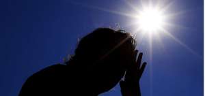 Autoridades recomiendan no exponerse a la intemperie para evitar los rayos solares.