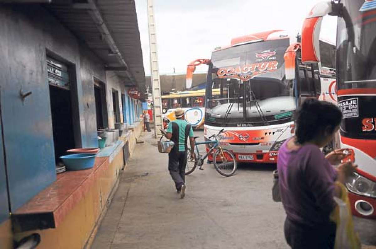 Parte del ordenamiento de la terminal terrestre de Portoviejo incluye el desalojo de los comerciantes informales que hay en el sitio. Foto: Rodolfo P&aacute;rraga. 