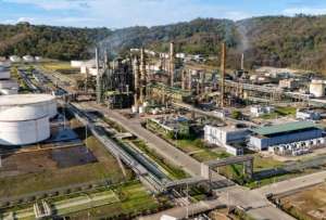 Gobierno anuncia reactivaci&oacute;n progresiva de la Refiner&iacute;a Esmeraldas