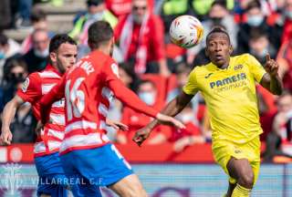 Pervis Estupiñán (der.) controla el balón durante el partido entre Villarreal y Granada