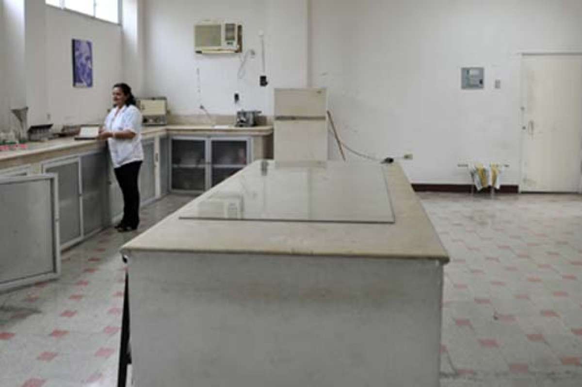 En Ciencias M&eacute;dicas los laboratorios no cuentan con equipos modernos. La Comisi&oacute;n prev&eacute;, dentro de sus acciones, remodelar estos espacios para fomentar la investigaci&oacute;n. Foto: William Orellana