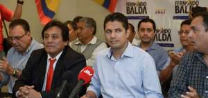 Fernando Balda (c) brind&oacute; una rueda de prensa en un hotel c&eacute;ntrico de Guayaquil para anunciar su desafiliaci&oacute;n de PSP.