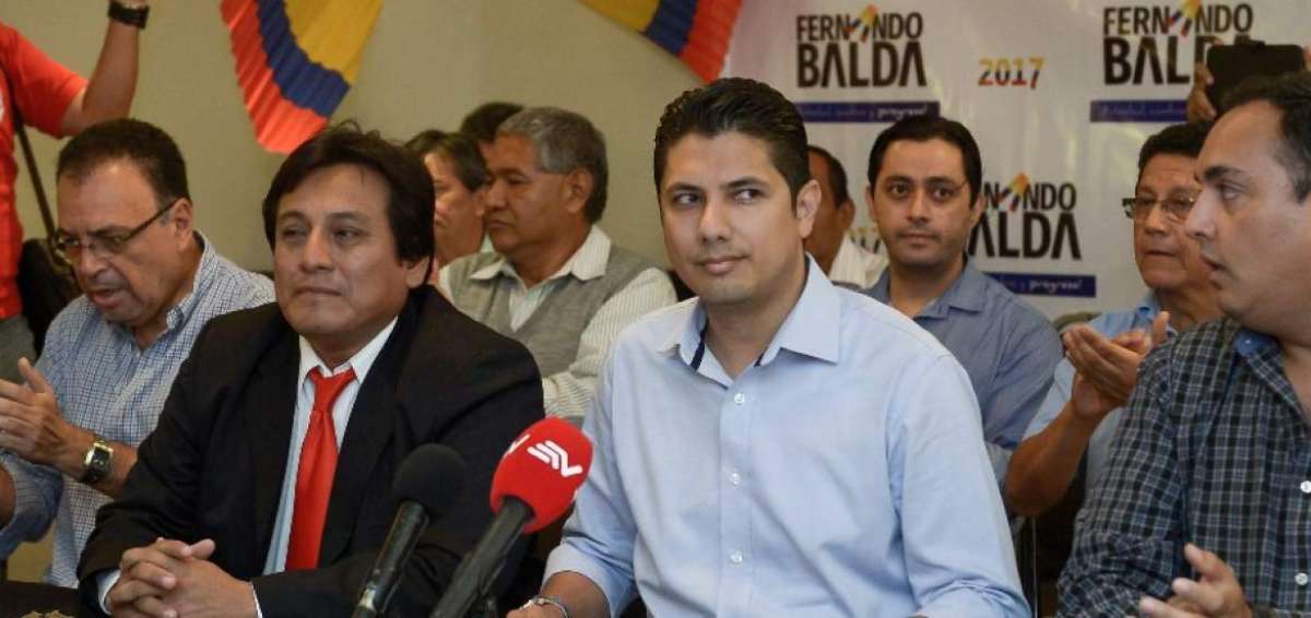 Fernando Balda (c) brind&oacute; una rueda de prensa en un hotel c&eacute;ntrico de Guayaquil para anunciar su desafiliaci&oacute;n de PSP.