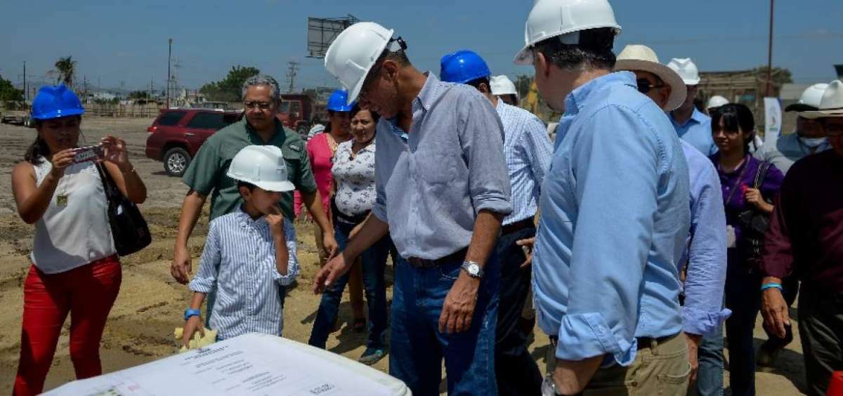 El vicepresidente Jorge Glas (c) recorri&oacute; los terrenos donde estar&aacute; el nuevo sanatorio del IESS.