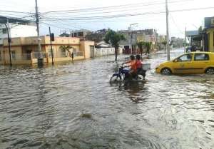 Calles c&eacute;ntricas de la cuidad de Machala quedaron inundadas por la fuerte lluvia que dur&oacute; 5 horas.