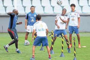 El costarricense  Junior D&iacute;az (segundo desde la derecha) participa en un entrenamiento de f&uacute;tbol tenis con sus compa&ntilde;eros, previo al partido contra Inglaterra. Foto: EFE.