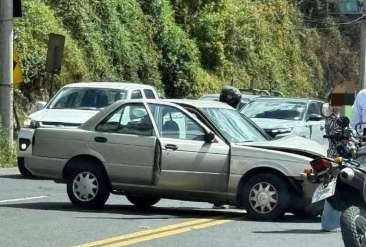 El accidente de tránsito involucró a un vehículo sedán y un todoterreno.
