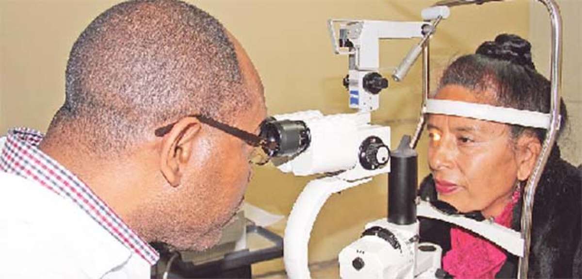 Julio Alfonso N&uacute;&ntilde;ez, m&eacute;dico especialista en primer grado de oftalmolog&iacute;a, atiende a una paciente que acude al Centro Oftalmol&oacute;gico Cubano Ecuatoriano. Foto: Cortes&iacute;a