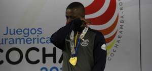 El luchador ecuatoriano Andr&eacute;s Monta&ntilde;o se seca las l&aacute;grimas mientras se entona el himno nacional. El esmeralde&ntilde;o se concentr&oacute; dos meses en Cuba.