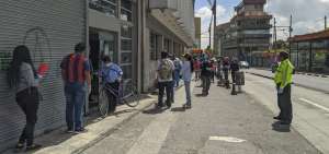En los sitios autorizados para el pago, cada mes se forman largas filas de los beneficiarios del bono que esperan cobrar la pensi&oacute;n, que es de $ 50.