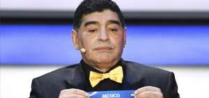 El argentino Diego Armando Maradona al momento de sacar del bolillero el nombre de M&eacute;xico para incluirlo en la llave F de la Copa del Mundo de 2018. 