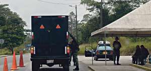 Los controles militares en las principales v&iacute;as y en los pasos fronterizos de Sucumb&iacute;os son permanentes. La zona m&aacute;s conflictiva en esta jurisdicci&oacute;n es conocida como el tri&aacute;ngulo de Cuembi, ubicado entre las poblaciones General Farf&aacute;n y puerto El Carmen, cerca de Colombia.