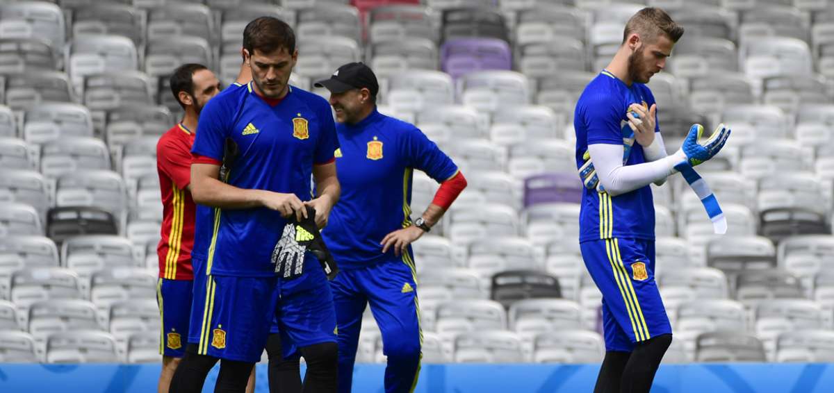 Iker Casillas (i) en un entrenamiento con De Gea (d). 