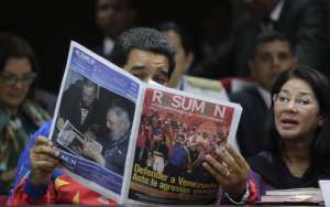 El presidente Maduro lee un diario venezolano en uno de los actos paralelos a la Cumbre de las Am&eacute;ricas. FOTO: AFP 