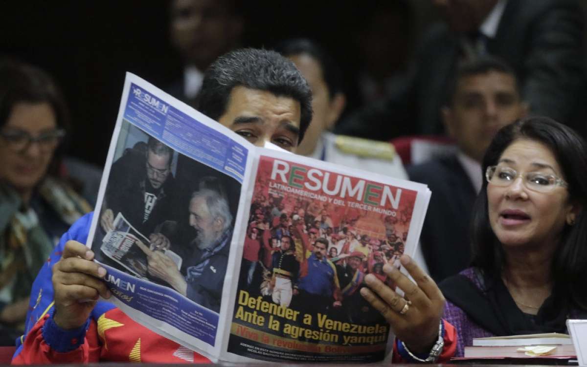 El presidente Maduro lee un diario venezolano en uno de los actos paralelos a la Cumbre de las Am&eacute;ricas. FOTO: AFP 