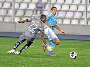Alexander Dom&iacute;nguez pelea el bal&oacute;n con un jugador peruano. Foto toma de @elbocononline