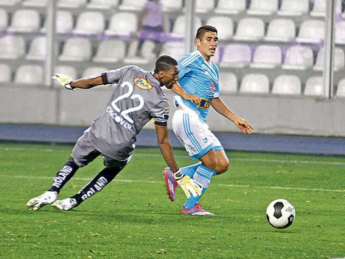 Alexander Dom&iacute;nguez pelea el bal&oacute;n con un jugador peruano. Foto toma de @elbocononline