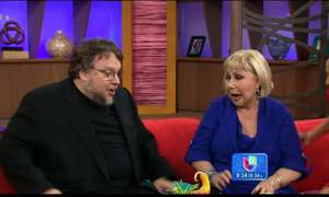 Guillermo del Toro rompe mueble en Despierta Am&eacute;rica