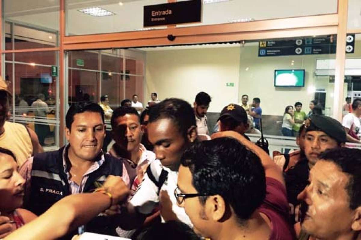 Joffre Guerr&oacute;n es recibido por la fanaticada ecuatoriana en Manta.