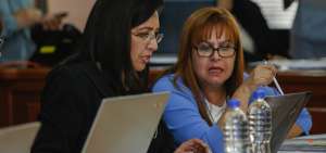 La fiscal general (e), Ruth Palacios (izquierda), acus&oacute; ayer a Carlos Ochoa como autor del delito de falsificaci&oacute;n y uso de documento falso.